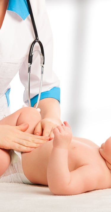 Bebek muayenesi yapan sağlık personeli – gece hemşireliği desteği
