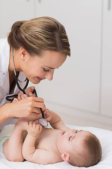 Evde yenidoğan hemşiresi bebek muayenesi yaparken – Babywise Nurse