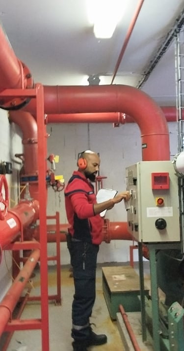 agent sécurité Seyf controlant systeme sécurité incendie service technique et professionnel