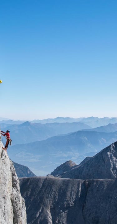 2 Kletterer mit Bergführer Rene Guhl als Seilschaft am Koppenkarstein, Dachstein