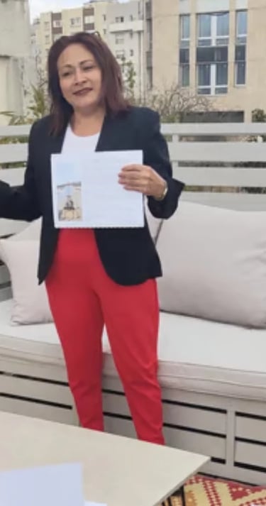 Formatrice tenant un document lors d’une session de formation en plein air sur une terrasse aménagée