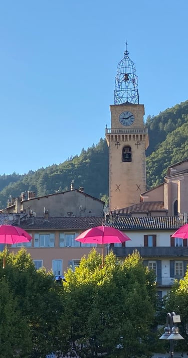 Parapluies rose décor urbain