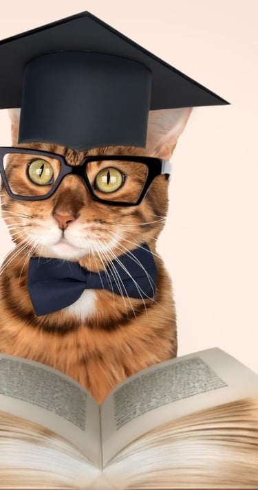 Un elegante gato atigrado pelirrojo, con birrete de graduación, gafas y pajarita, lee un libro 