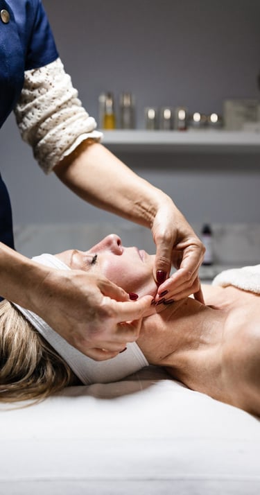 Massage anti-âge du visage dans le cadre du protocole du kobido authentique