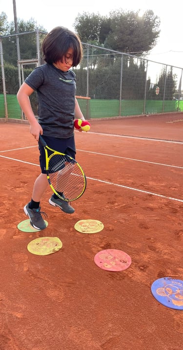 Niño aprendiendo a jugar al tenis jugando en Panda Tenis Escuela de tenis para niños en Mijas