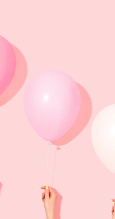 tri balona ispred roze pozadine