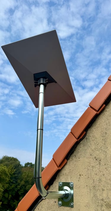 Antenne Starlink sur le coté du toit