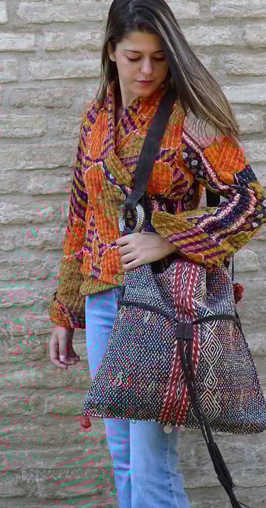 modella che indossa una borsa realizzata con un antico tessuto tribale