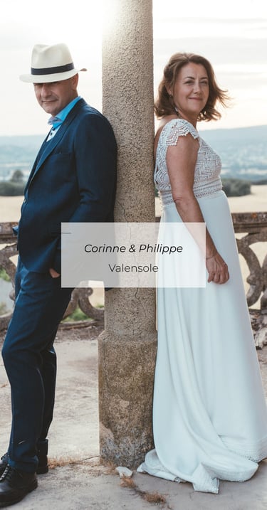 Mariage Corinne & Philippe, couple élégant devant une colonne en pierre, Valensole