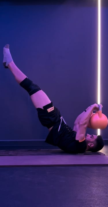 Personal Trainer Munich (Rahil) doing an advanced dragon flag