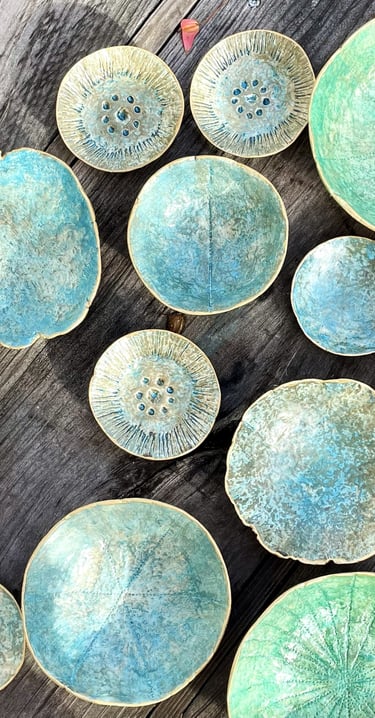 ensemble de pièces uniques style vintage rétro couleurs douces bleu vert roche de papier terres