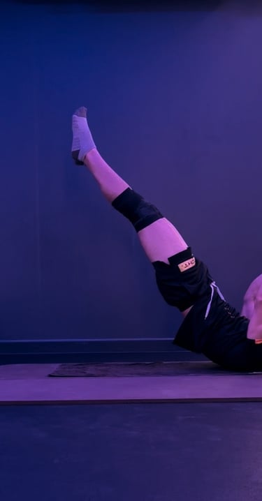 Personal Trainer Munich (Rahil) doing an advanced dragon flag