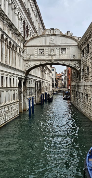 Foto tirada na Ponte dos suspiros, em Veneza