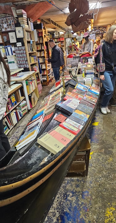 Foto tirada na Libraria Acqua Alta, em Veneza
