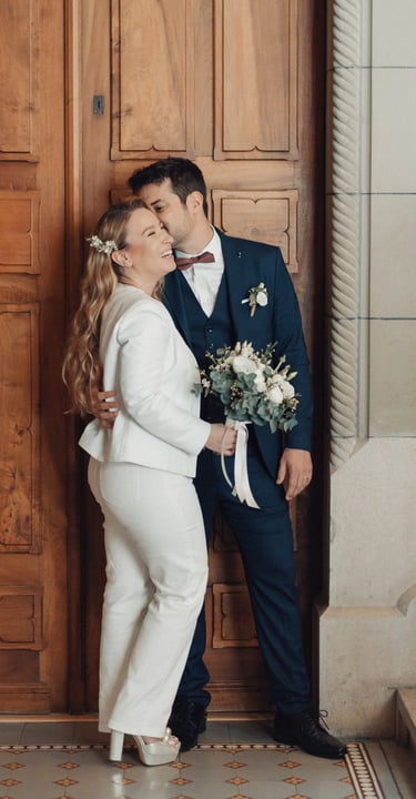 un homme et une femme debout devant une porte en bois