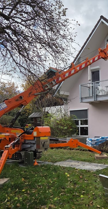 Raupenkran im Einsatz für schwere Lasten und Montage im Garten von Holztechnik Volk, Ammersee.