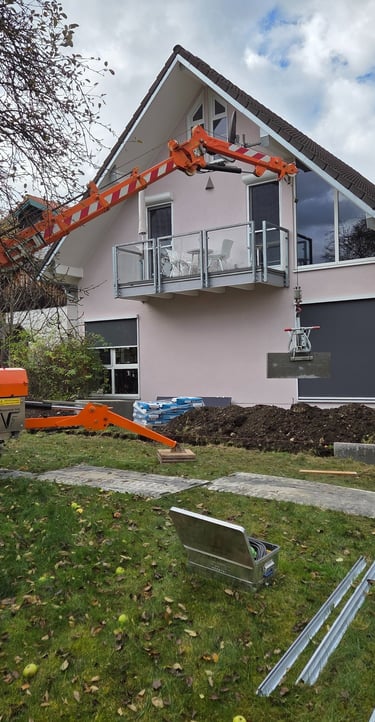Raupenkran im Einsatz für schwere Lasten und Montage im Garten von Holztechnik Volk, Ammersee.