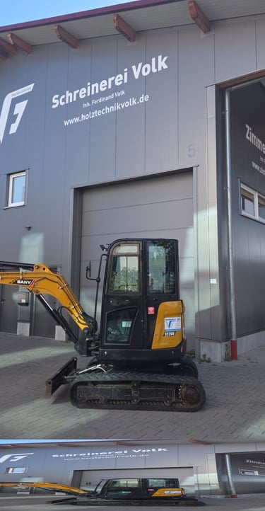 Pfalz-Hub Minibagger SANY SY26U auf dem Betriebsgelände von Holztechnik Volk vor der Werkstatt