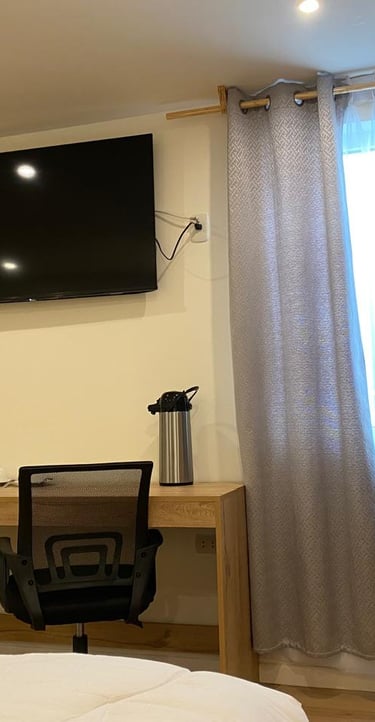 Habitación La Alpaca con TV, baño privado y escritorio en hospedaje en Huayllay