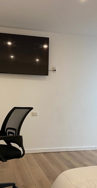 Habitación El Cóndor con TV, escritorio, café y acceso a patio privado en hotel en Huayllay Pasco