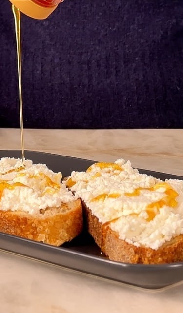 Assembla la bruschetta dolce