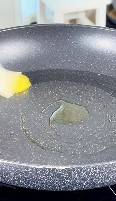 Scalda la padella per l'omelette salata