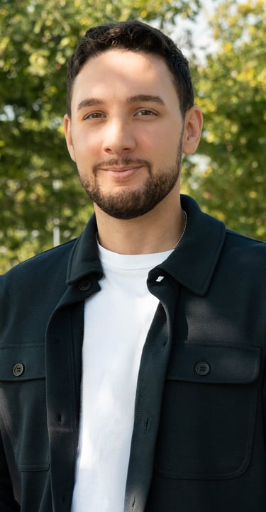 Porträtt av grundaren bakom Keep it visual, en fotograf och videograf för företag.