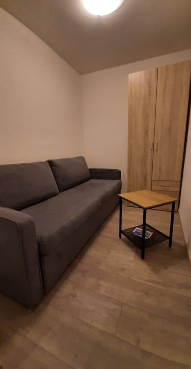 alt="divano letto appartamento affitto val di Fassa"