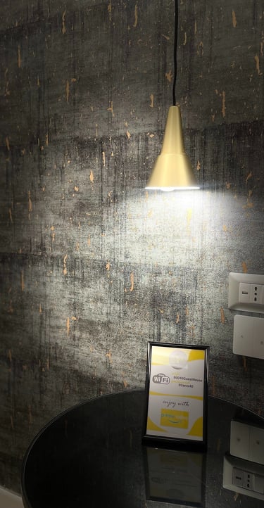 Camera da letto elegante con letto matrimoniale, arredamento moderno e luminoso, ideale per un riposo confortevole