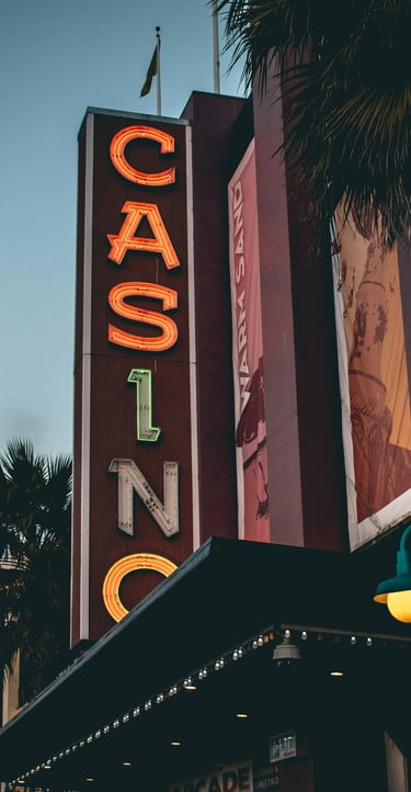 ein großes rot-weißes Schild mit der Aufschrift „Casino“, an einem Hotel