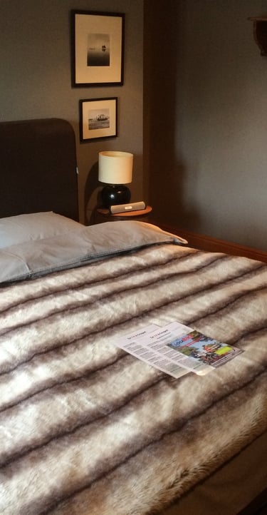 Chambre La Riva avec lit double et vue piscine et jacuzzi