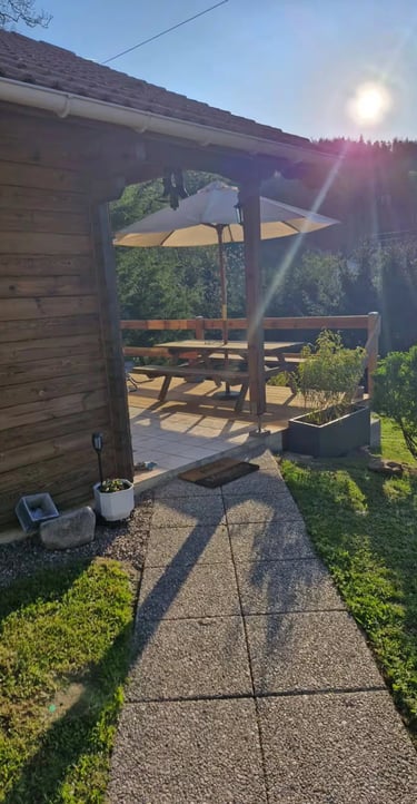 une table de pique-nique et un parasol dans un jardin