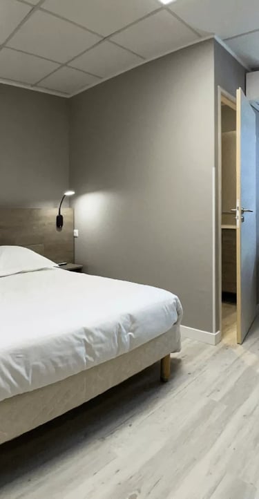 Chambre confort double climatisée hôtel à Chinon avec Wi-Fi fibre et Chromecast