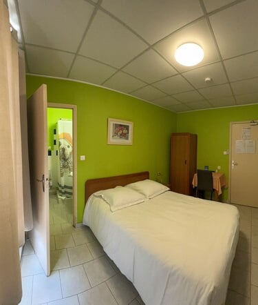 Chambre économique double hôtel à Chinon avec ventilateur et Wi-Fi fibre