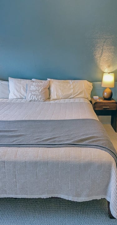 South Cliff Inn's Gable Room - bed and seating