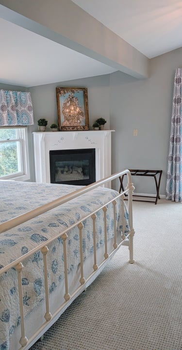 South Cliff Inn's The Study lake view room - bed and lake view