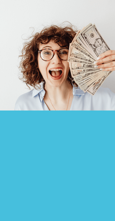 Femme heureuse des billets à la main