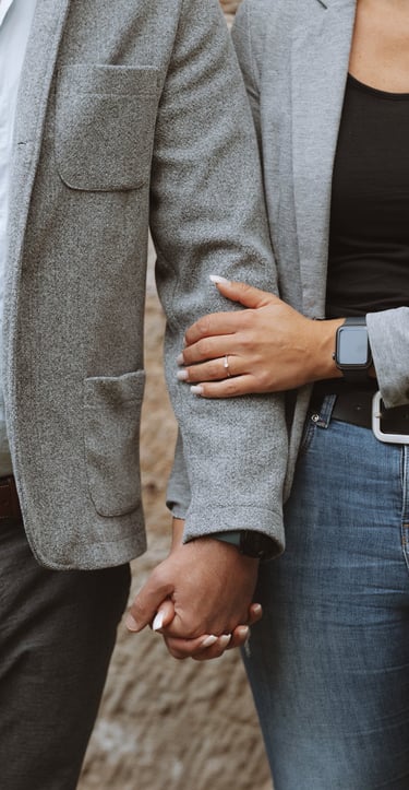 Hochzeitsfotograf Lichtenfels: Detailaufnahme der Hände mit funkelndem Verlobungsring. 