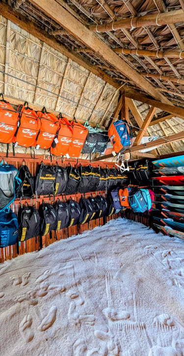 Équipement de kitesurf récent à l'école Ocean Lodge, Baie de Sakalava. Ailes et planches de l'année.