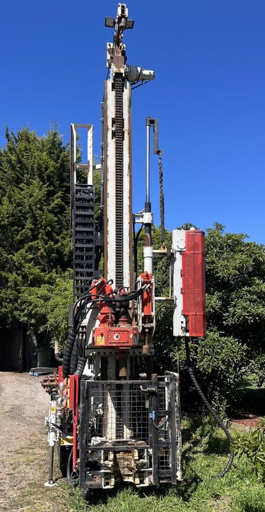 callaway drilling comacchio 305 drill rig red and white