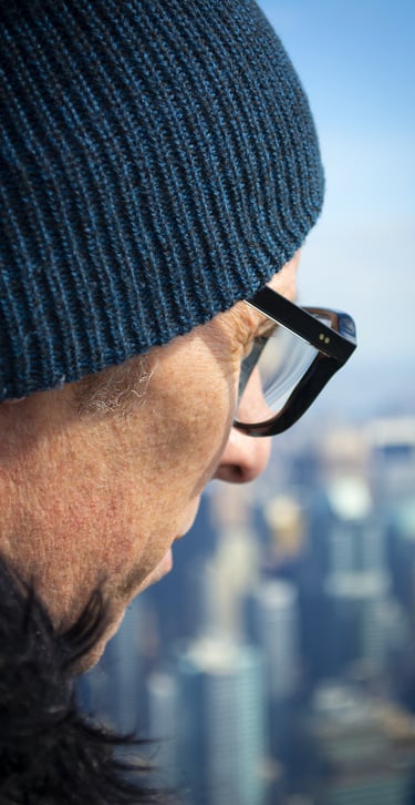 Photographie portrait d'un homme regardant le ciel pris en photo par genecis studio