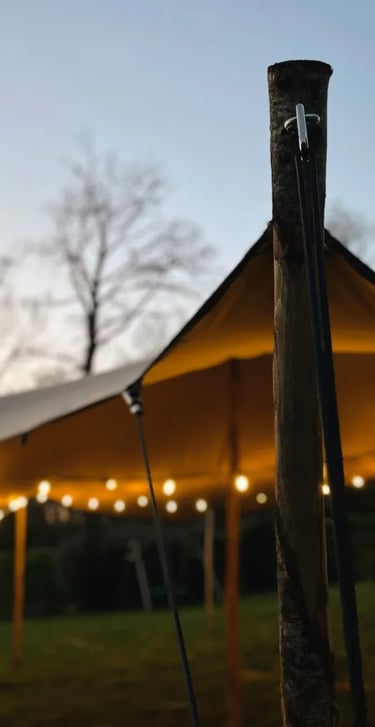 poteau tente stretch, tente nomade dans jardin pour mariage