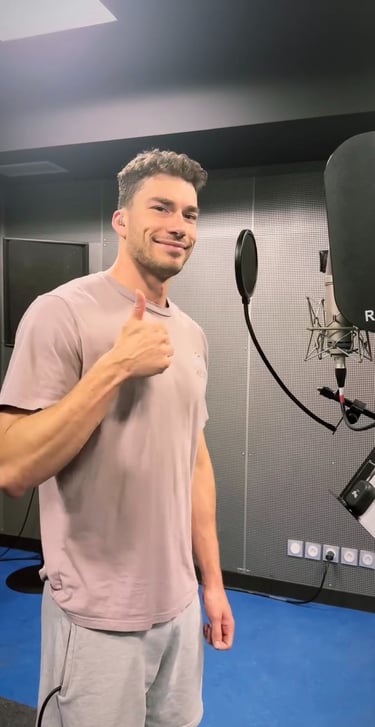 Alex enregistre les voix pour le nouvel EP de watchers band