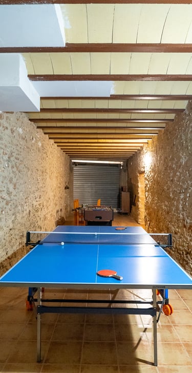 Sala de juegos con mesa de ping-pong en la planta baja de Carmens Rural, Sant Jordi