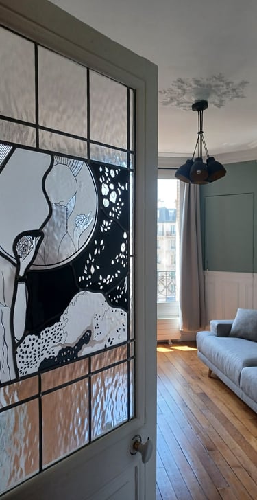 Verrière sur-mesure installée dans une porte d'appartement parisien