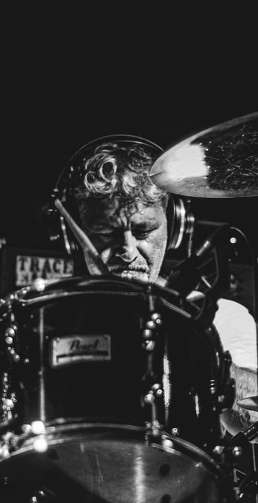 Batteur capturé en pleine action sur scène à Pau, en noir et blanc par Thomas Bordas.