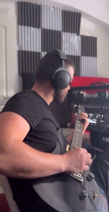 Sidoine enregistre la guitare pour le nouvel ep de watchers band