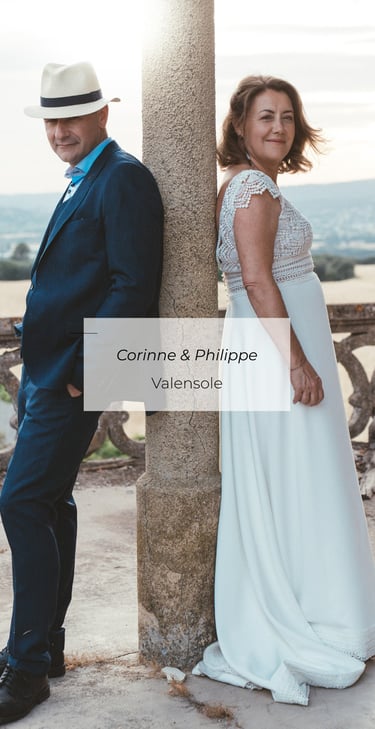 Mariage Corinne & Philippe, couple élégant devant une colonne en pierre, Valensole