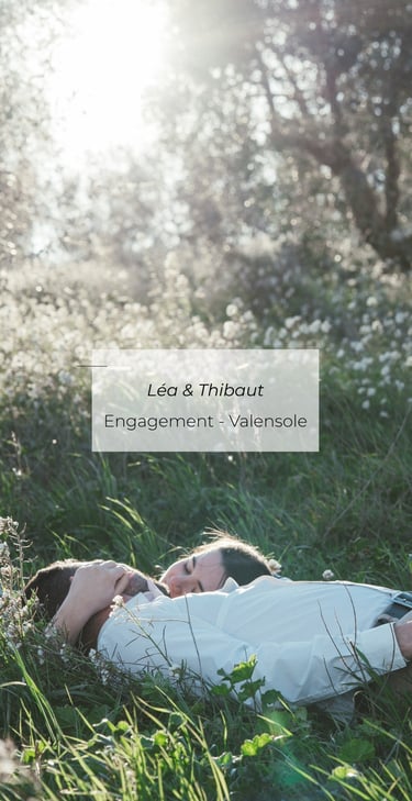 Séance engagement Léa & Thibaut, couple allongé dans l'herbe, Valensole