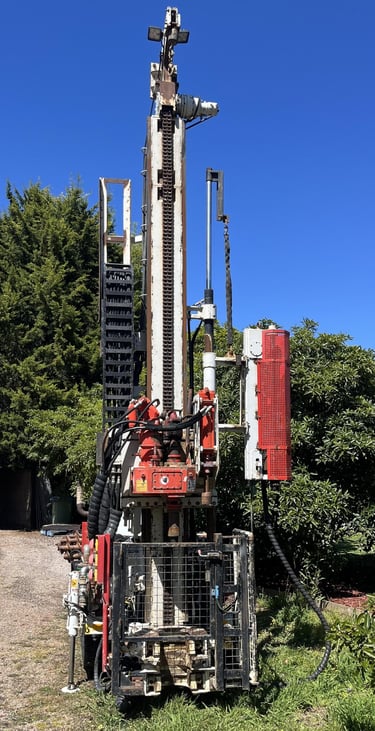 callaway drilling comacchio 305 drill rig red and white